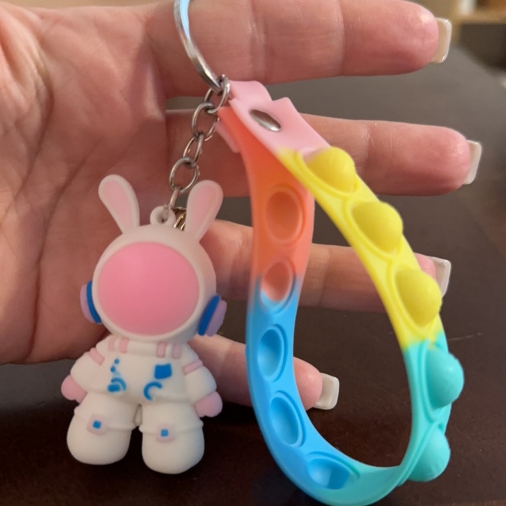 Spaceman Pop Bubble Keychain - Picture 12 of 13